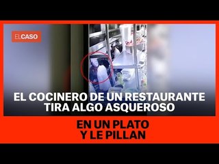 El cocinero de un restaurante tira algo en un plato y le pillan