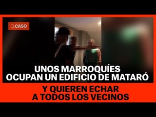 Unos jóvenes ocupan un edificio de Mataró y quieren echar a todos los vecinos