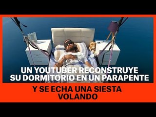 Un 'youtuber' monta su dormitorio en un parapente y se echa una siesta volando
