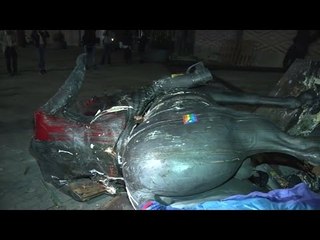 Tombada l'estàtua de Franco