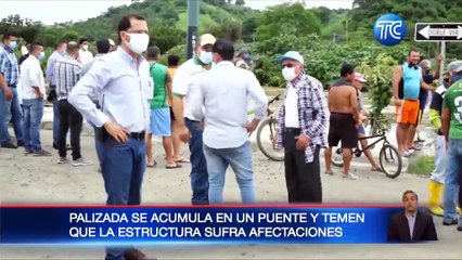 Se transportan en canoa por inundaciones