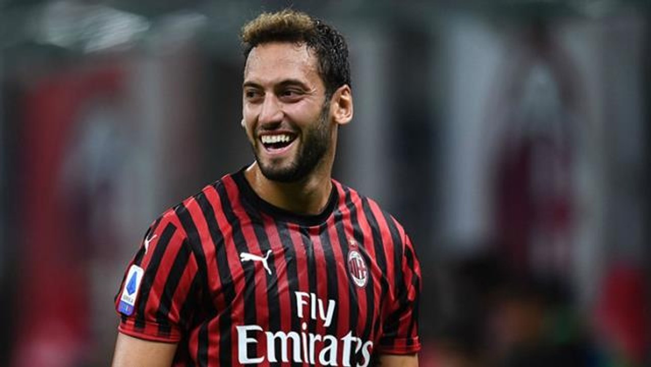 Hakan Çalhanoğlu'nun yaptırdığı aslan dövmesi Galatasaraylı taraftarları heyecanlandırdı