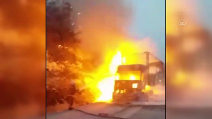 MERSİN - Plastik boru yüklü tır yandı