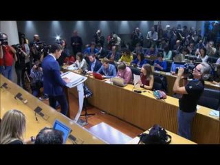 Pedro Sánchez s'emociona quan anuncia la seva renúncia a l'acta de diputat
