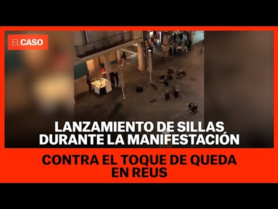 Lanzamiento de sillas durante la manifestación contra el toque de queda en Reus