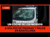Destrozado un coche de los Mossos a golpes de piedras y palos en Barcelona