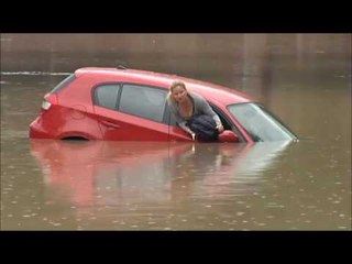 Se li enfonsa el cotxe, però no perd la calma