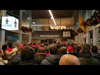 Mossos amb barrets de Pare Noel escridassen Trapero al sopar de la DGP