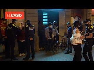 Un grup de joves fent botellón en una plaça del centre de Barcelona en ple toc de queda