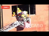INCENDIO BADALONA | Bomberos sacan el cuerpo de una víctima mortal del incendio de Badalona