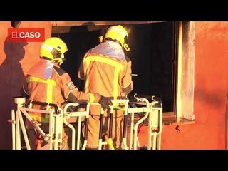 INCENDIO BADALONA | Los bomberos remojan el interior del edificio
