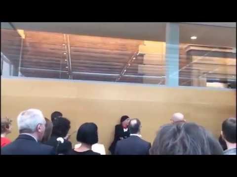 Els diputats de JxSí canten a Llach l''Abril 74'