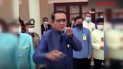 Soruyu beğenmeyen Başbakan gazetecilere dezenfektan sıktı