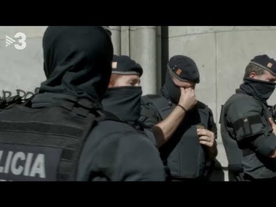 Mosso d'escuadra s'emociona quan els manifestants canten ‘Els Segadors’