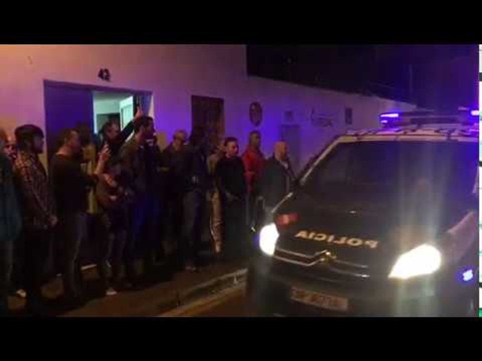 Onze furgonetes de Policia Nacional a l'escola El Roser de Pineda de Mar