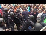 Policia nacional reprimint manifestants a cops de porra