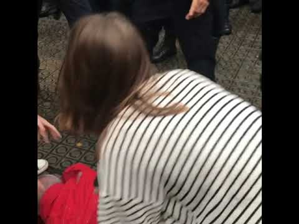 Home caigut al terra per repressió Policia Nacional