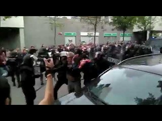 Policia nacional disparant pilotes de goma