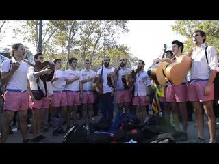 Grup català canta a la manifestació en Passeig de Pujades