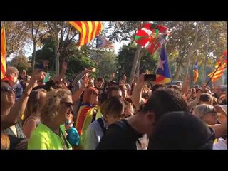 Tot ple de gent al voltant del Parc de la Ciutadella