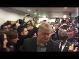 El president Carles Puigdemont arriba a la roda de premsa de Brussel·les, plena de periodistes