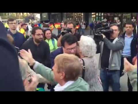 200 persones acomiaden els diputats que van a declarar a Madrid