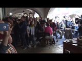 Carles Puigdemont passejant per Girona el dia després de declarar la independència