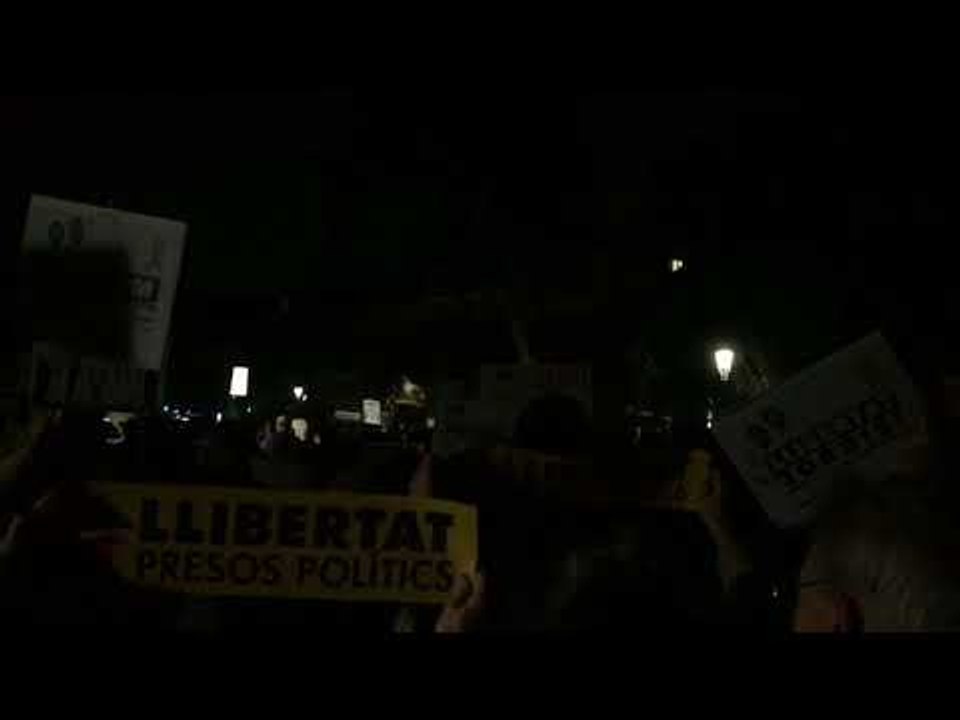 Crits de "Puigdemont el nostre president!" davant el Parlament