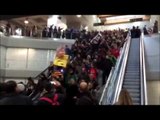 Manifestants accedint a l'estació de l'AVE a Girona