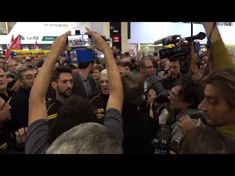 Els membres de la Mesa arriben a Sants amb crits de suport