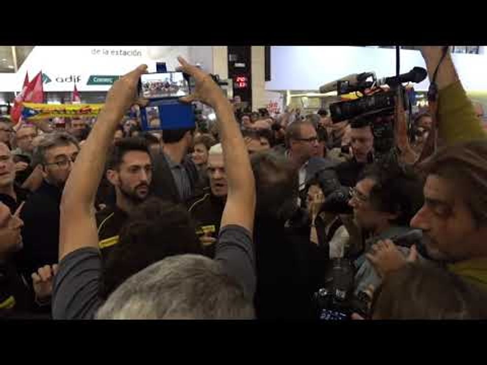 Els membres de la Mesa arriben a Sants amb crits de suport