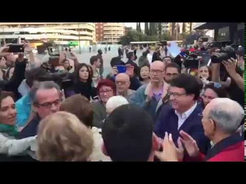 Acomiaden els diputats amb crits de no esteu sols