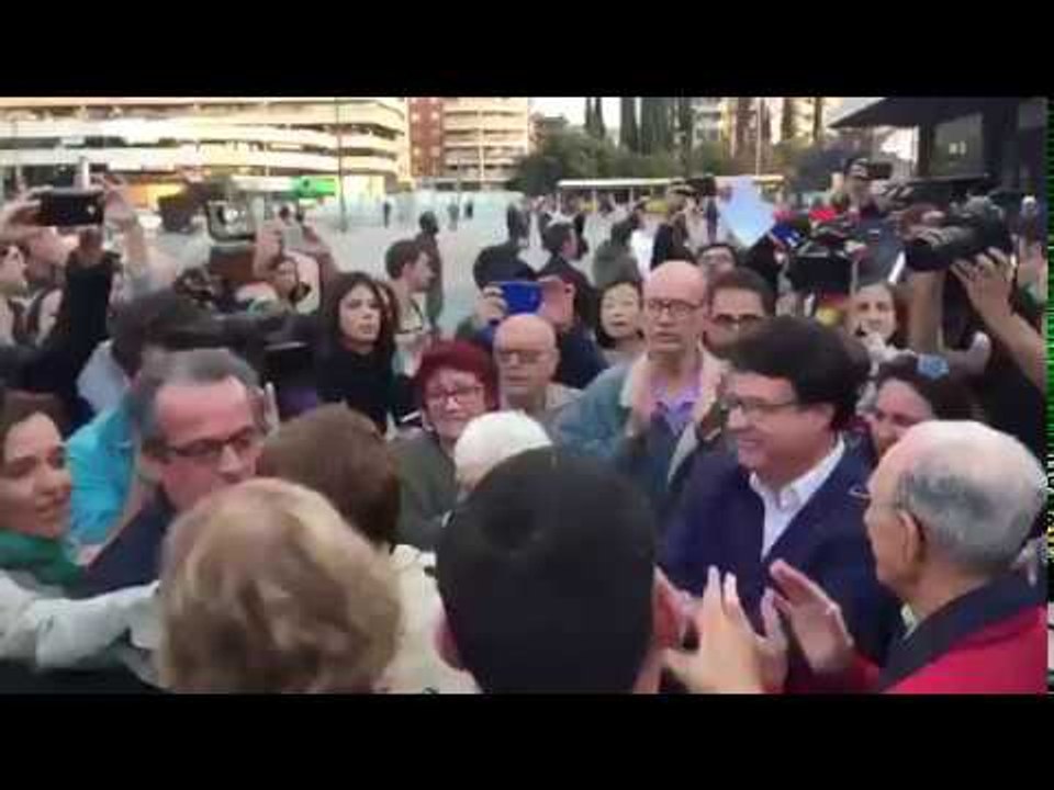 Acomiaden els diputats amb crits de "no esteu sols"