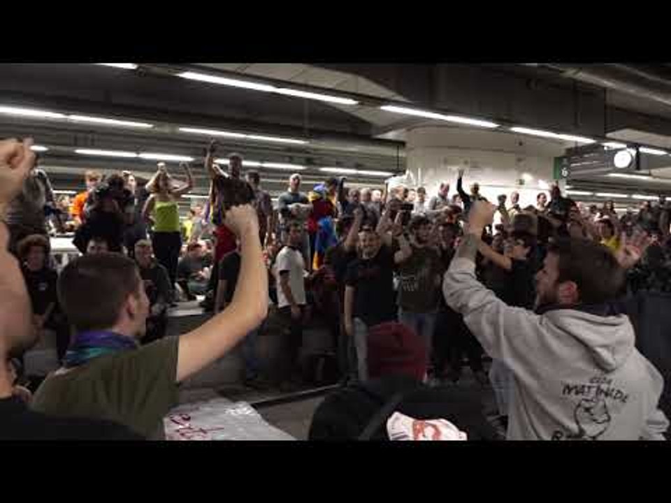 "Els segadors" des de les vies ocupades de Sants