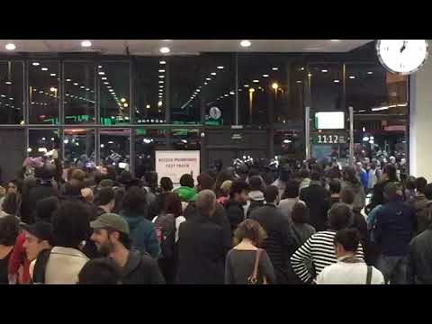 Es tanquen les portes de l'estació de Sants