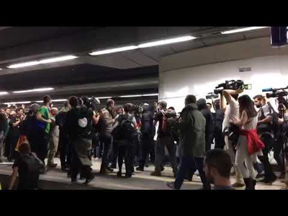 Els mossos marxen de les vies després de la reunió amb els manifestants