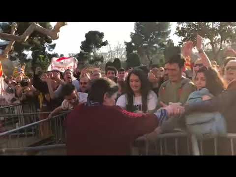 Gabriela Serra (CUP) s'apropa als concentrats davant del Parlament