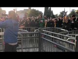 Crits dels manifestants a l'exterior del Parlament