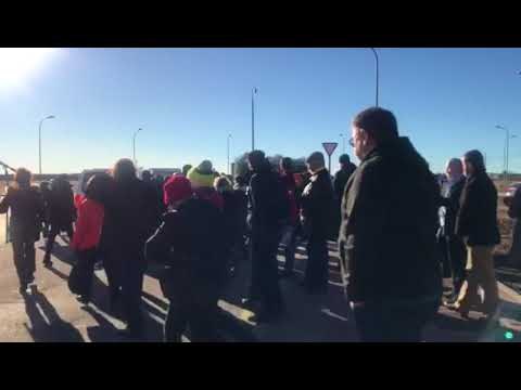 Borràs i Bassa fora de la presó, parant i pujant la mare de Borràs i els fills de Bassa