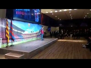 Philippe Coutinho es vesteix de blaugrana al Camp Nou