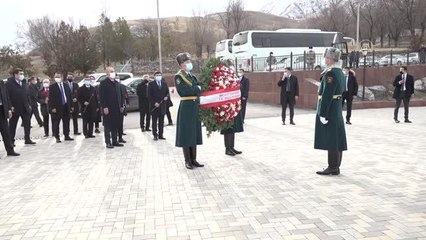Son dakika! Dışişleri Bakanı Çavuşoğlu, Ata Beyit Anıtı'na çelenk koydu