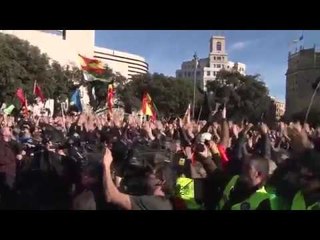 Policies aplaudint a ritme de tambors