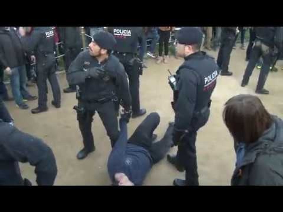 Tensión entre los manifestantes y los mossos en Parc Ciutadella