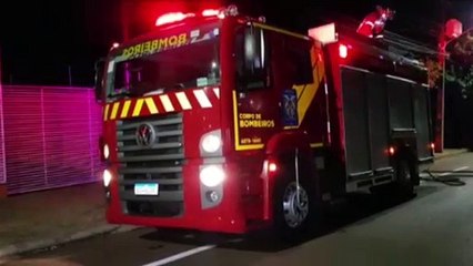 Fogo em entulho movimenta Corpo de Bombeiros durante a madrugada no centro de Cascavel