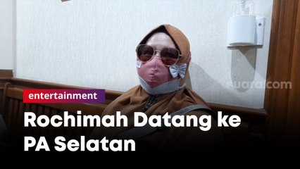 Rochimah Naik Motor Sendiri Hadiri Sidang Cerai