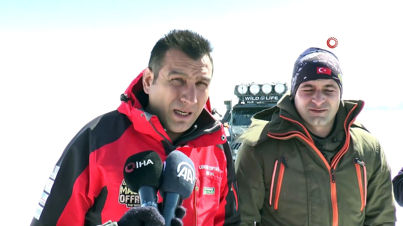 Karlı dağlar ardından gelen çuval çuval mutluluk...Minik eller üşümesin dediler, kar ve tipiye göğüs gerdiler