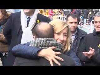 Abrazos a Lloveras en su salida del Tribunal Supremo