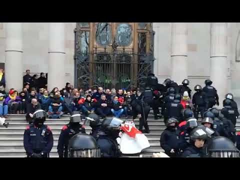 Mossos desalojan manifestantes del TSJC