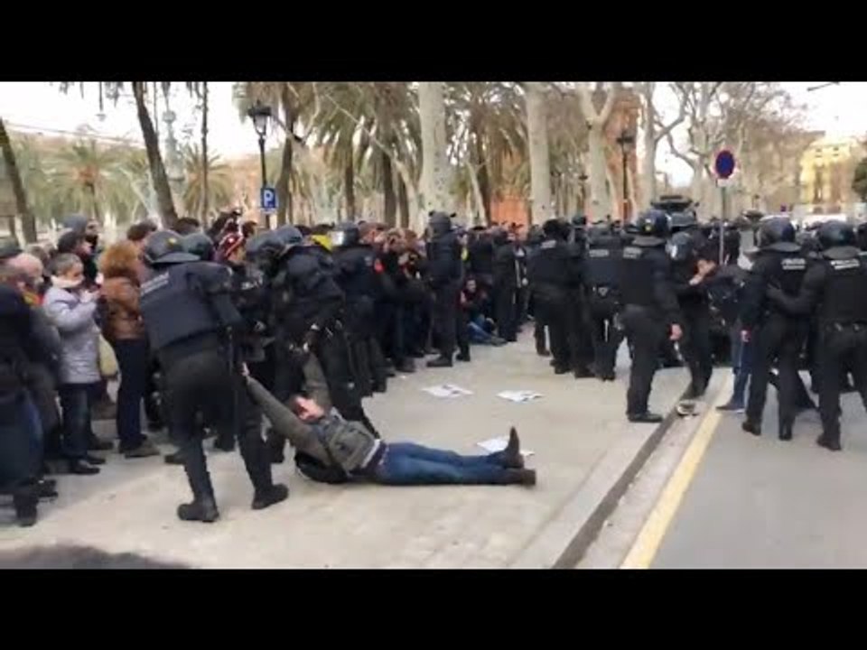 Tensión entre manifestantes y mossos en el TSJC