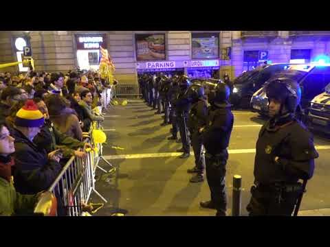 Crits d'independencia a Via Laietana amb l'arribada del Rei